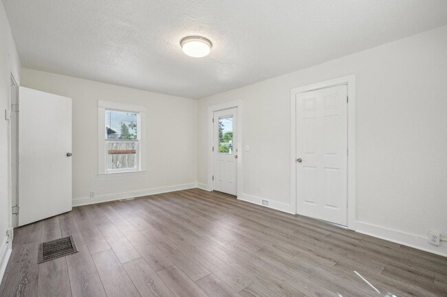 Photo - Charming 2 bed 1 bath Bungalow House