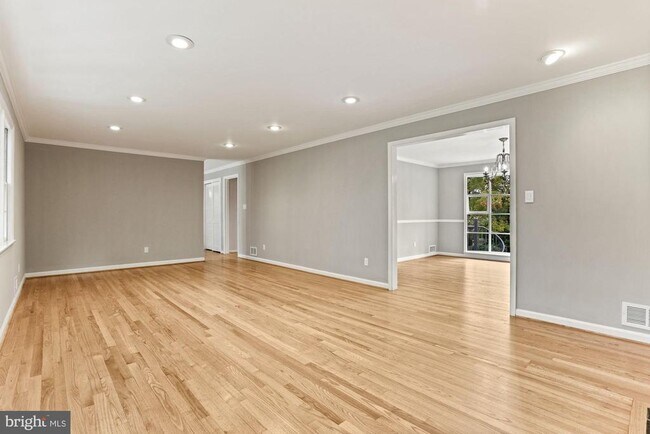 Building Photo - 9011 Stoneleigh Ct