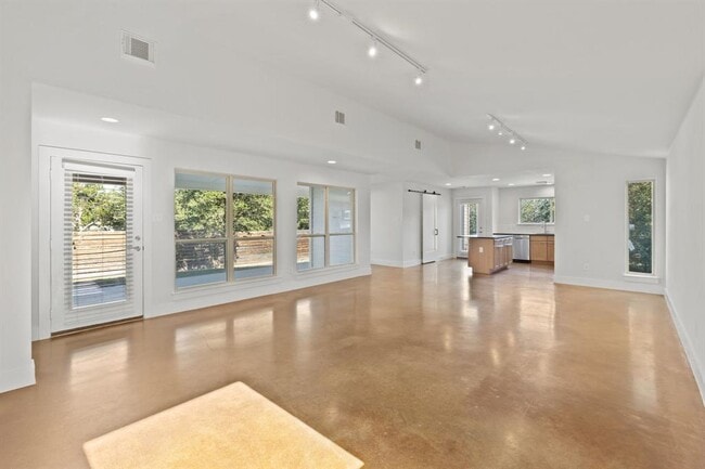 Building Photo - 2304 Rain Water Dr