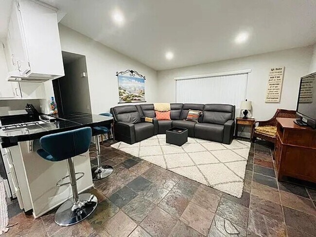 Building Photo - Stylish 2-Bedroom Condo with Stunning View...