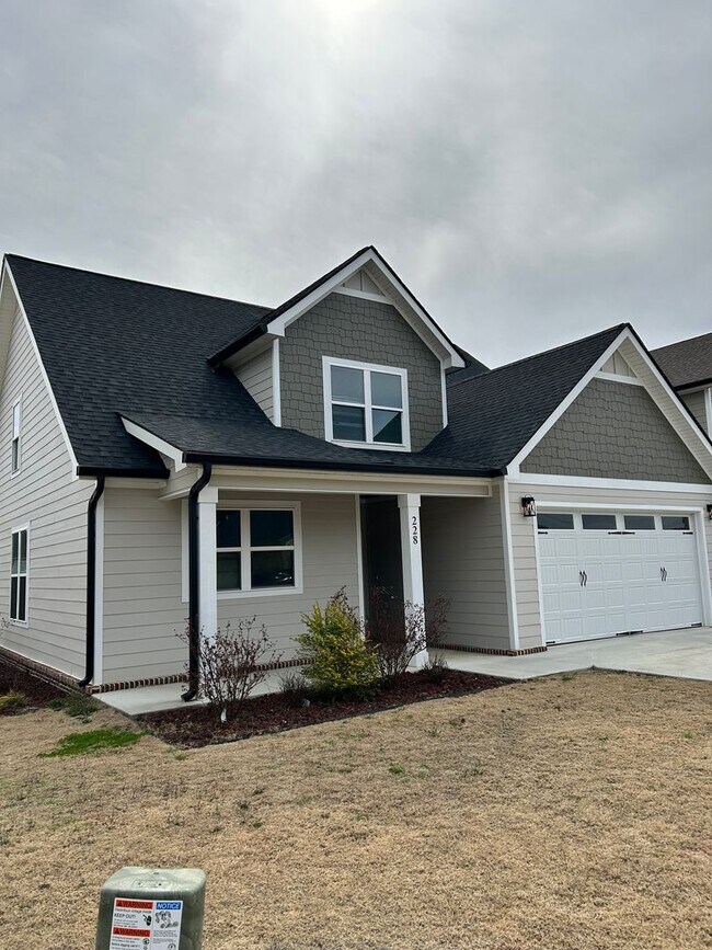 Building Photo - Beautiful New Build 4 Bed, 2.5 Bath, 2 Car...