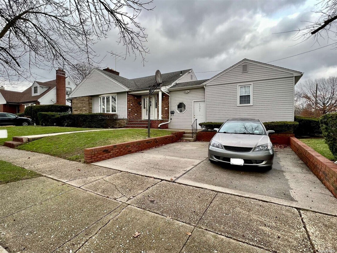 Primary Photo - 1001 5th Ave
