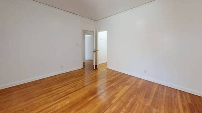 Building Photo - 552 S St Andrews Pl