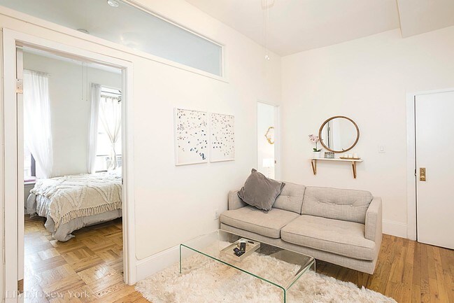 Foto del edificio - 83 E 7th St