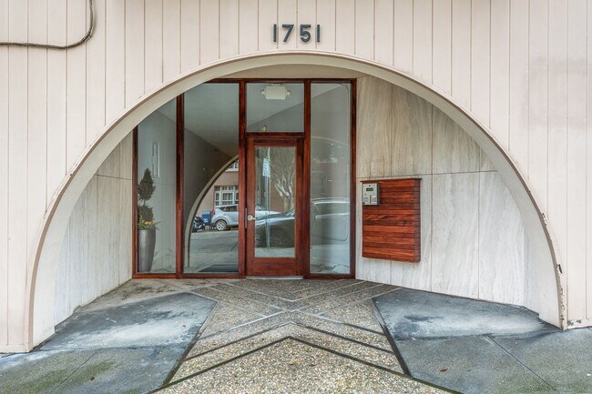 Foto del edificio - Modern 1BR/1BA Penthouse in Pacific Height...