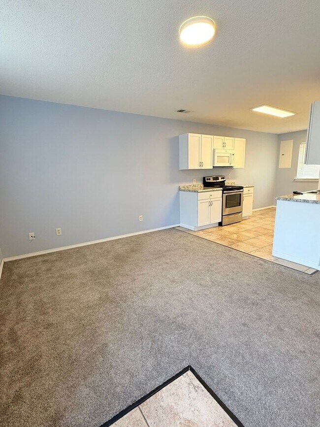 Foto del edificio - 2 Bedroom Duplex Near City Park – Alley Access & Off-Street Parking