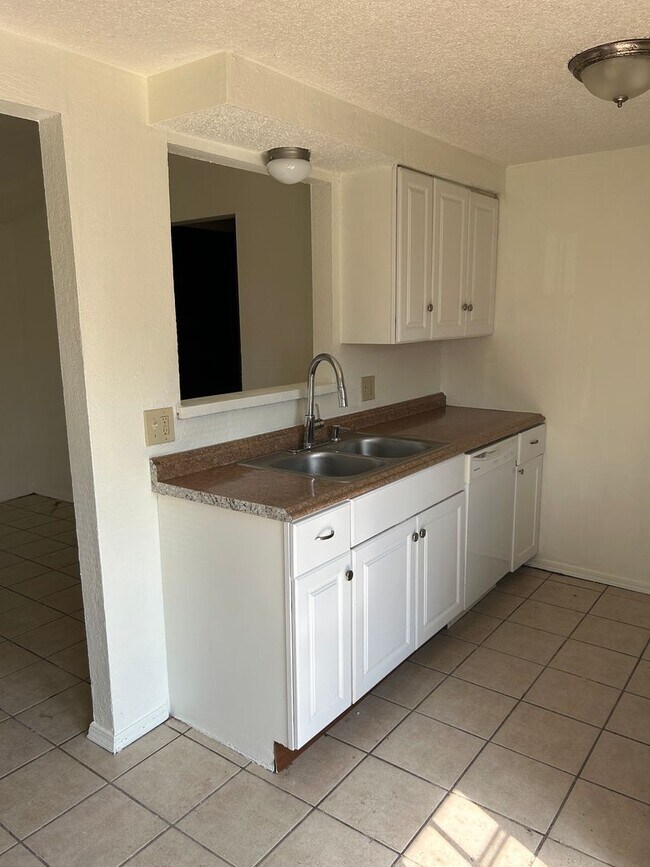 Building Photo - 3 Bed/1 Bath Near Tinker AFB!