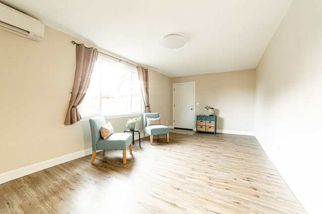240 sf living room w/mini split - 4216 NE 132nd Ave