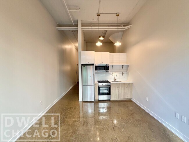 Building Photo - 700 N La Salle Dr