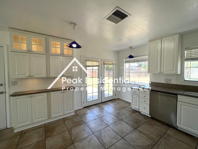 Building Photo - Updated 3bd/1ba Elk Grove Home with Large ...