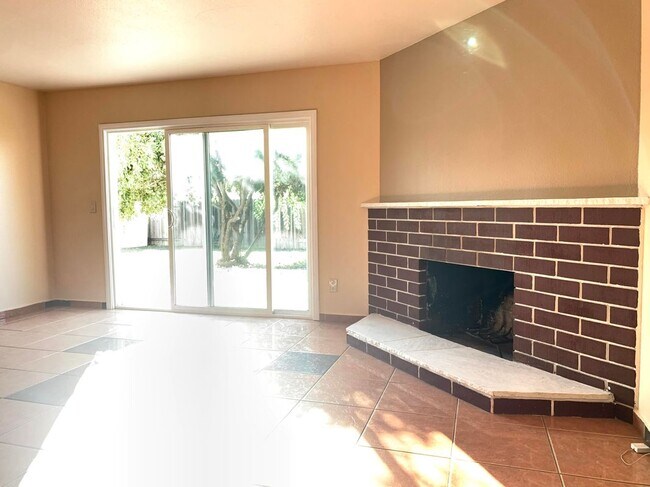 Building Photo - 4917 Roja Dr