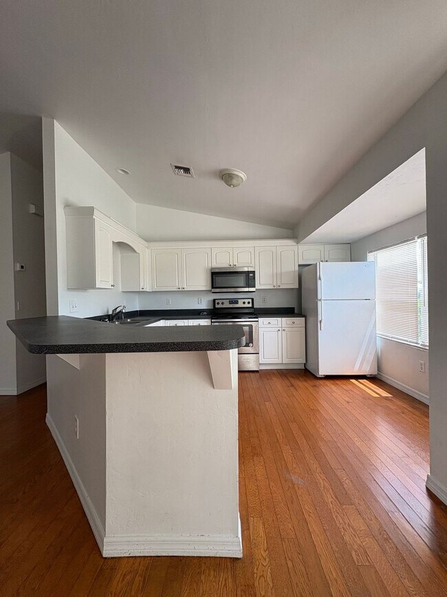 Building Photo - Freshly painted 3 bed 2 bath home w/fenced...