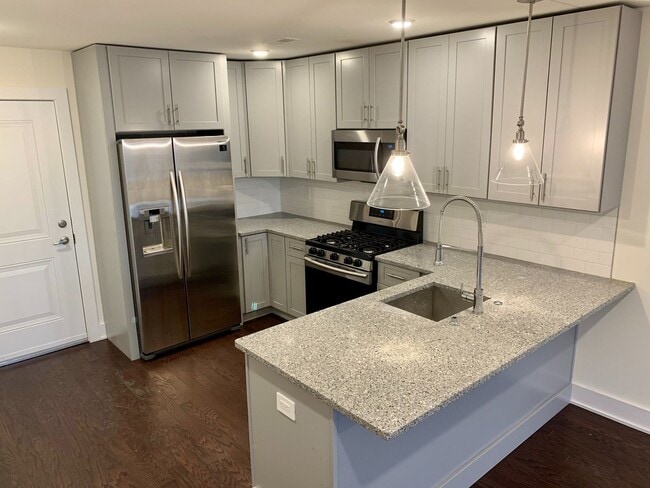 Stunning 2-Bed Condo with Private Roof Deck in Norris Square! Available mid-July! - Stunning 2-Bed Condo with Private Roof Deck in Norris Square! Available mid-July!