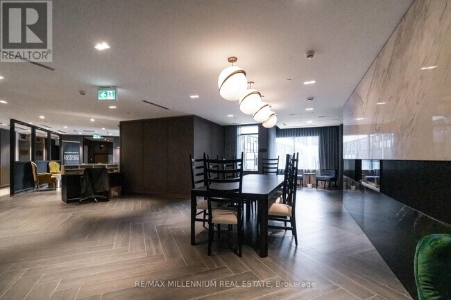 Building Photo - 395 Dundas St W