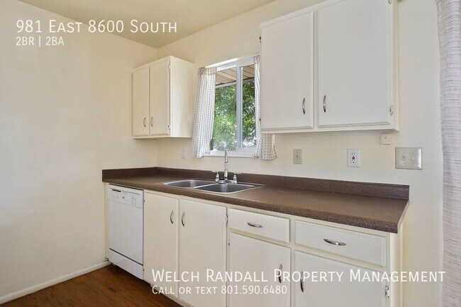 Building Photo - 2 bedroom 1.5 Sandy Duplex.
