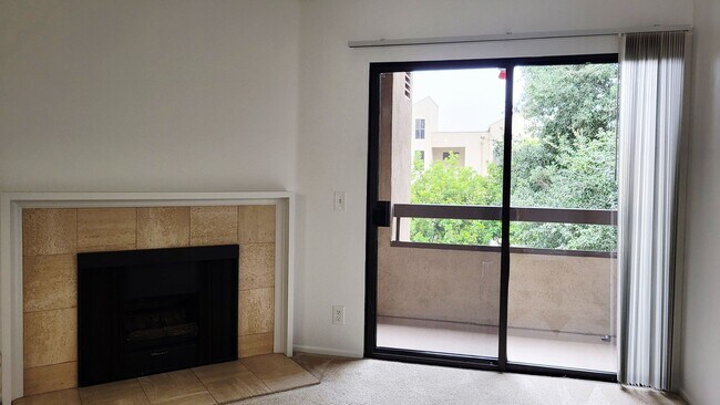 Foto del edificio - 2 Bedroom/ 2 Bath Condo In The Heart of Gl...