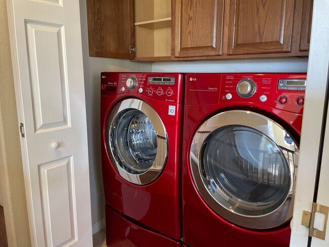 Building Photo - 2 Bedroom / 2.5 Bathroom Reno Home