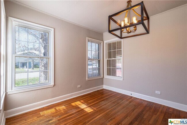Building Photo - 609 S Pecan Ave