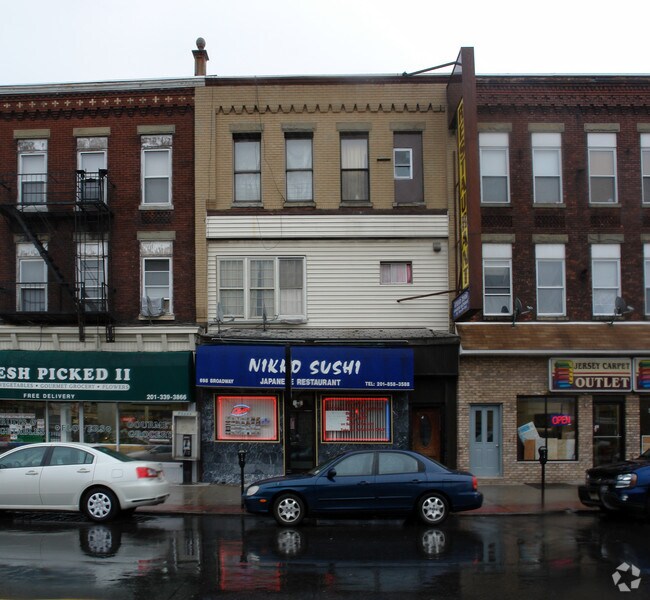 Building Photo - 698 Broadway