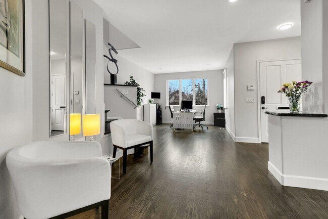 Foto del edificio - Luxury North Cherry Creek Townhome | 2-Car Garage, Hot Tub & Private Terrace