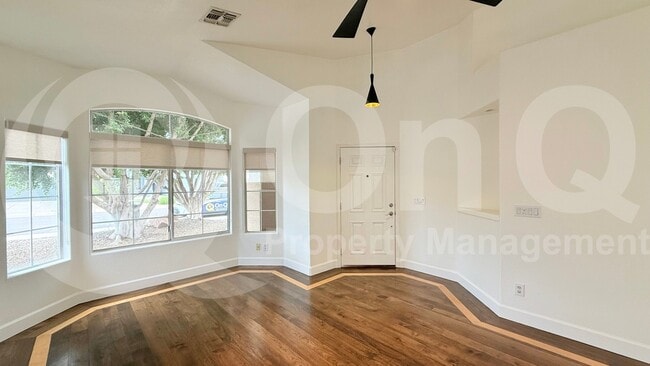 Building Photo - 920 W Breckenridge Ave