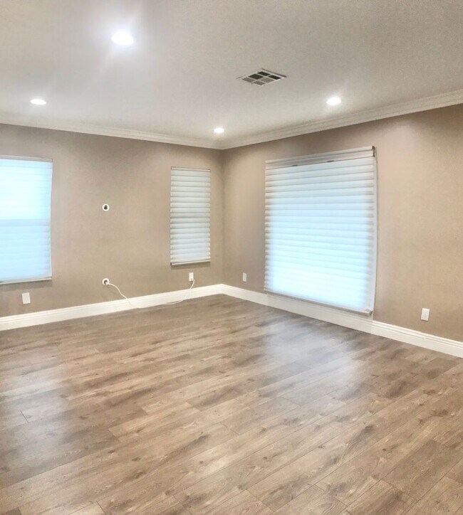 Building Photo - Gorgeous 3 Bedroom 2 Bath Updated House for Lease Near SoFi!