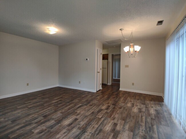 Building Photo - 10 Port W Ct