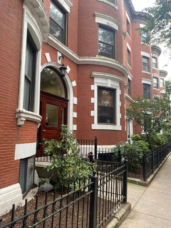 Primary Photo - 102 Gainsborough St