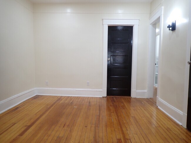 Building Photo - 142 E 32nd St