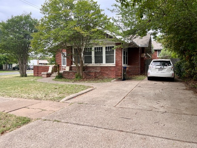 Building Photo - 4bed/2bath corner lot house in Hyde Park