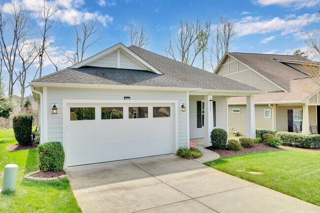 Foto del edificio - Light, bright, and move-in ready home in the highly sought-after Trilogy at Lake Norman community...