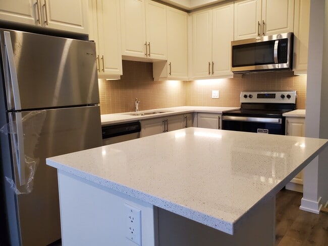 Building Photo - 590 N Service Rd