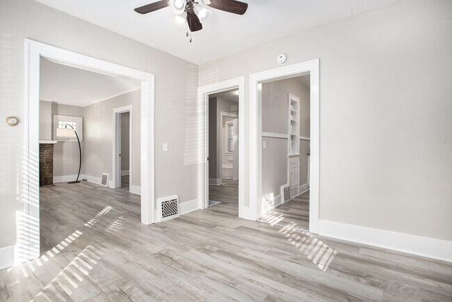 Foto del edificio - $1450- 2 Bedroom home, Renovated - Ask abo...