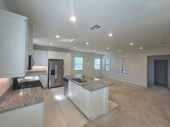 Building Photo - Lantana@Beach: 3 Bedroom 2.5 Bath Tri Leve...