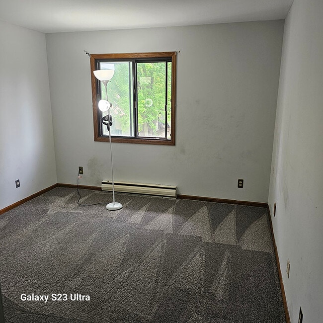 Building Photo - 1224 E Decorah Rd