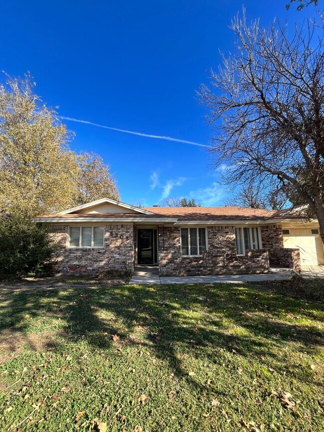 Foto del edificio - 6305 Raleigh Avenue - Spacious home in exc...