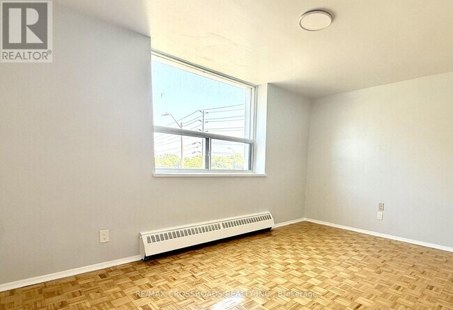 Photo du bâtiment - 363 Lakeshore Rd E