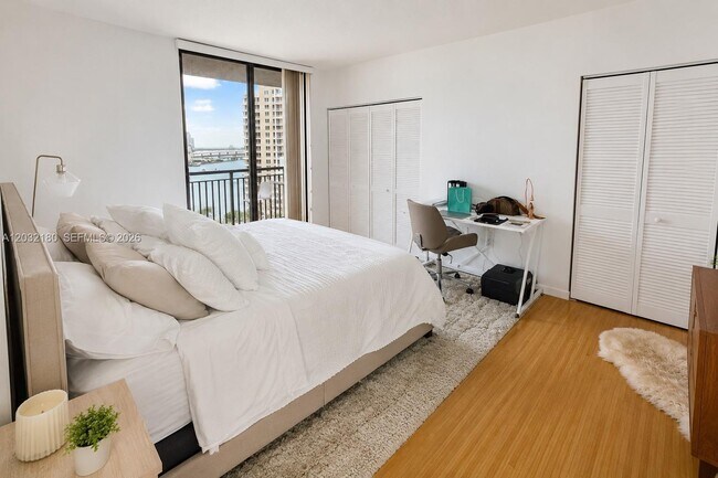 Foto del edificio - 540 Brickell Key Dr