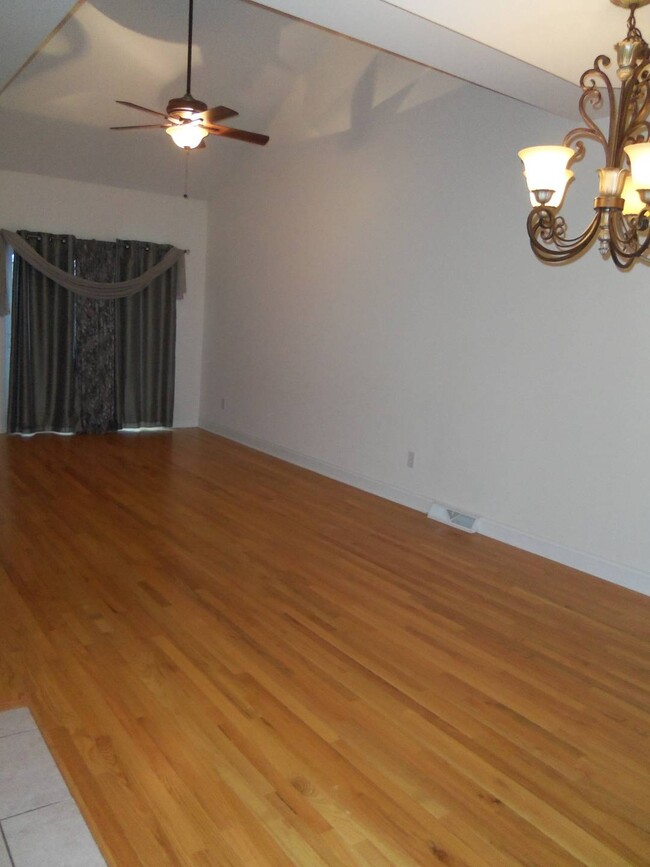 Building Photo - 2029 Rosedale Way