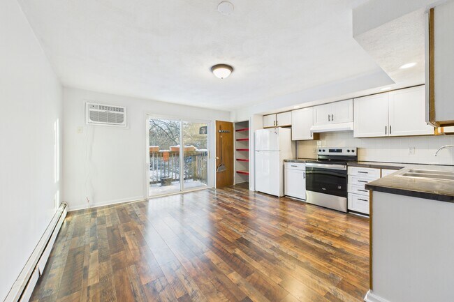 Building Photo - 20 Oak St