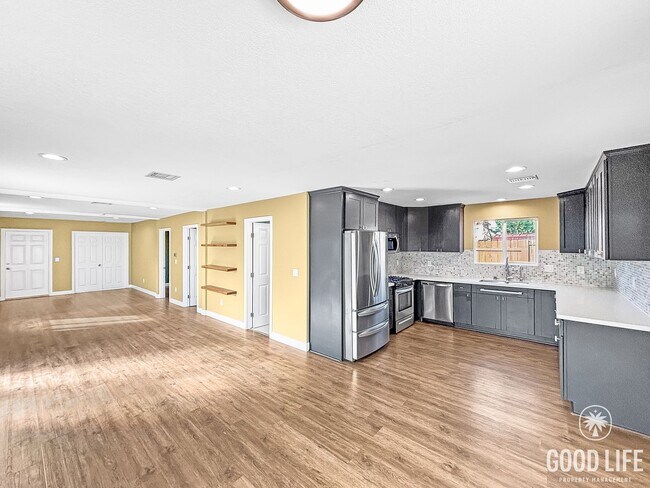 Foto del edificio - Charming 3BD/2BA House in Imperial Beach W/ A/C, W/D, 2-Car Garage, & Grass Backyard!