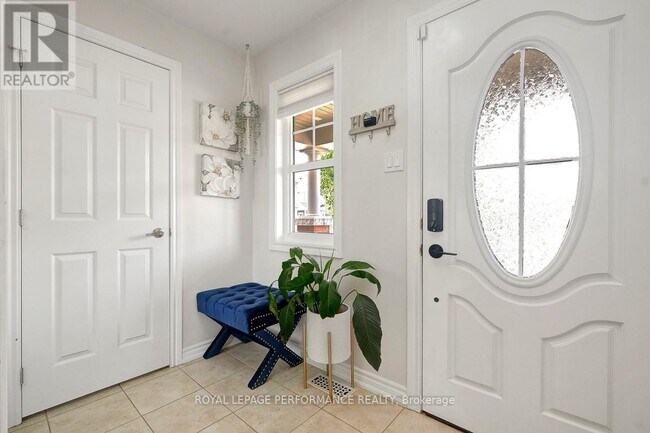 Building Photo - 417 Meadowhawk Crescent