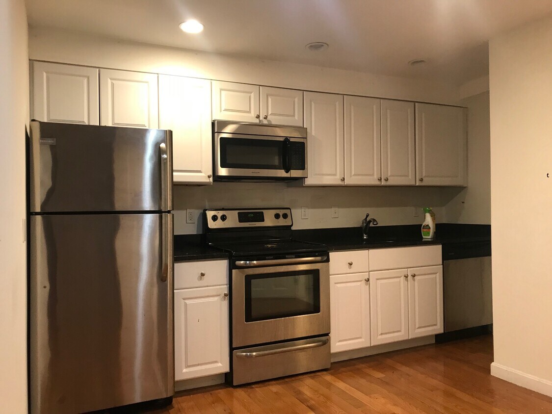 Foto principal - 82 Brainerd Rd