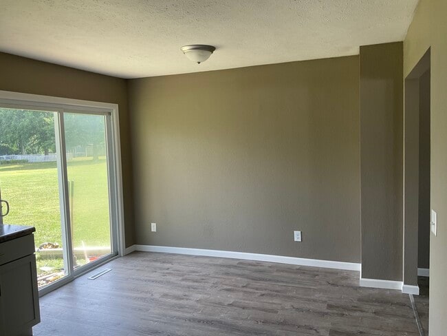 Building Photo - 1841 Lakeview Dr