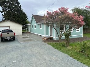 Building Photo - 928 W Hazel St