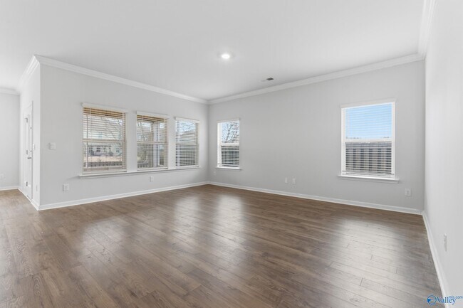 Foto del edificio - 6576 Jacaranda Dr NW