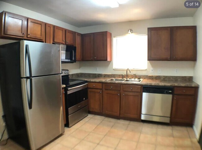 Building Photo - 1459 Janmar Dr