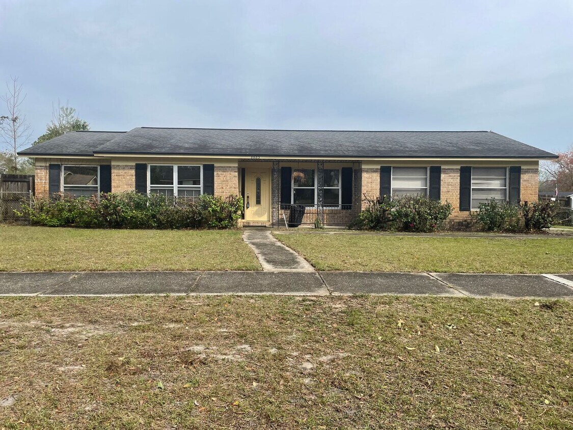 Primary Photo - Large 3 Bedroom 2 Bath on Corner Lot!!
