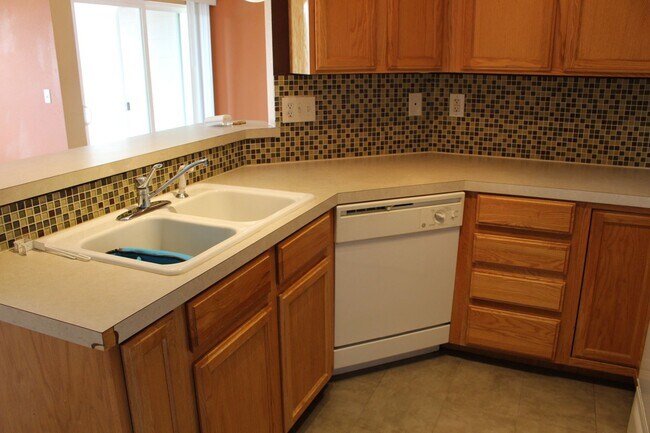Foto del edificio - Spacious 2-Bedroom Condo Backing to Open Space