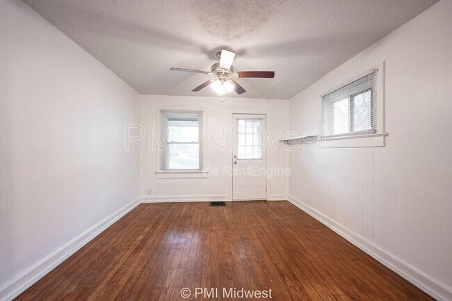 Building Photo - 1450 N Gladstone Ave